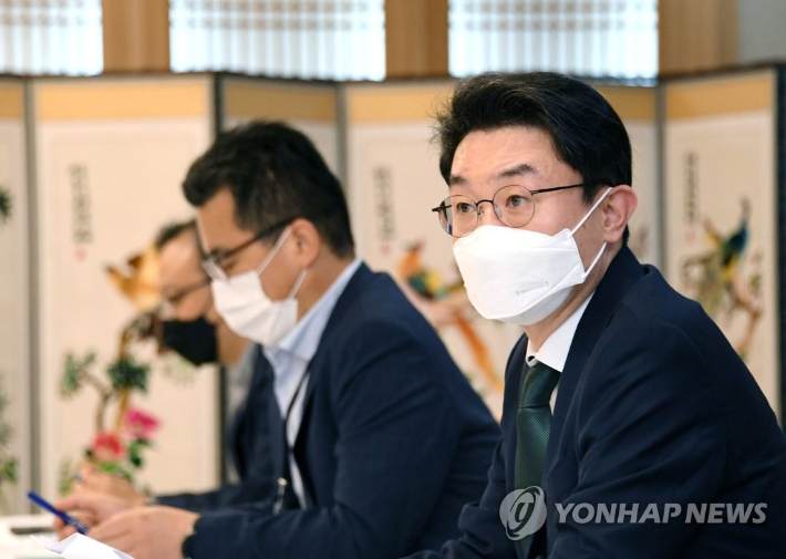 이억원 기획재정부 차관이 6일 서울 광화문 정부서울청사에서 열린 '외환 건전성 협의회'를 주재, 발언하고 있다. 기획재정부 제공