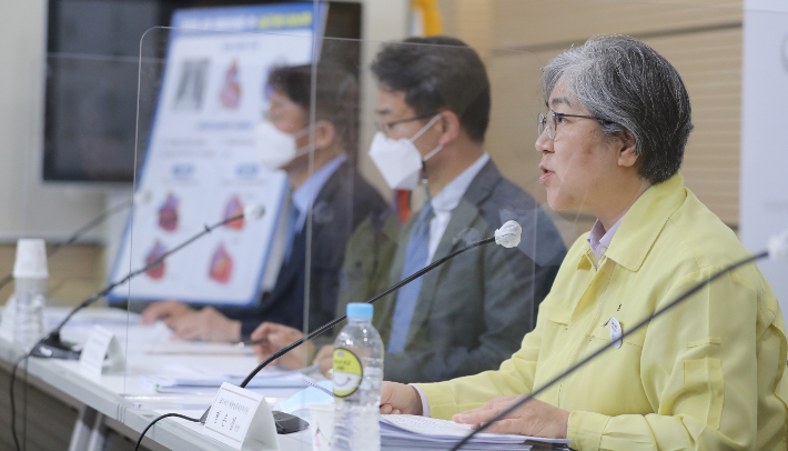 정은경 질병관리청장이 지난 5일 충북 청주시 질병관리청에서 열린 전문가 초청 예방접종 설명회에서 시민들의 질문에 답하는 모습. 연합뉴스