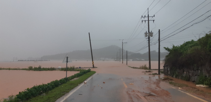 6일 오전 전남에 폭우가 내린 가운데 해남군 화산면 관동마을 도로와 농경지가 물에 잠겨 있다. 연합뉴스