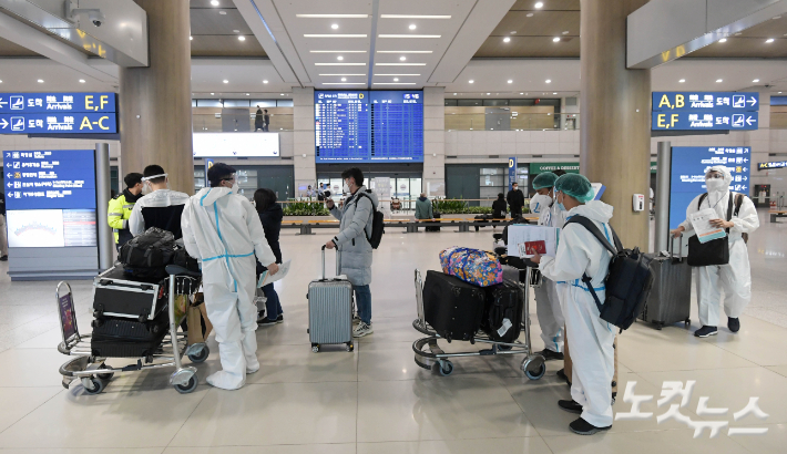코로나 변이 바이러스로 4차 유행에 대한 우려가 커지는 가운데, 지난 5일 인천국제공항에서 방역복을 입은 외국인들이 입국장을 나서고 있다. 이한형 기자