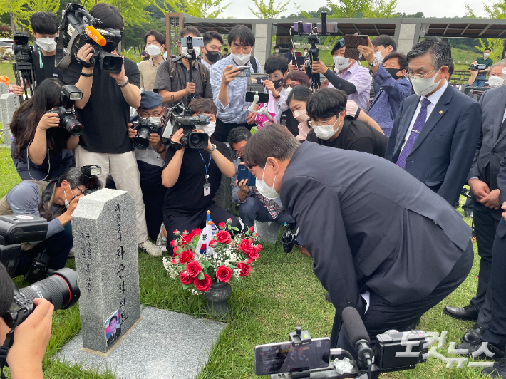 윤석열 전 검찰총장이 6일 국립대전현충원 천안함 용사 묘역을 찾아 참배했다. 김미성 기자