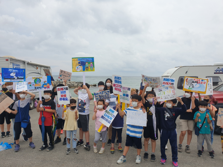 강원도 고성군 거진읍에 위치한 거성초등학교는 3일 거진항에서 학생과 학부모 교직원들이 참여한 가운데 해양 생태체험과 함께 해양 쓰레기 줍기행사를 가졌다. 거성초등학교 제공