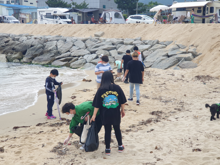 강원도 고성군 거진읍에 위치한 거성초등학교는 3일 거진항에서 학생과 학부모 교직원들이 참여한 가운데 해양 생태체험과 함께 해양 쓰레기 줍기행사를 가졌다. 거성초등학교 제공