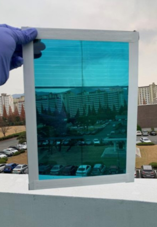 스마트 창호형 유기계 기능성 필름. 한국재료연구원 제공