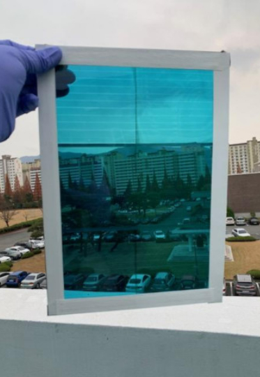 스마트 창호형 유기계 기능성 필름. 한국재료연구원 제공