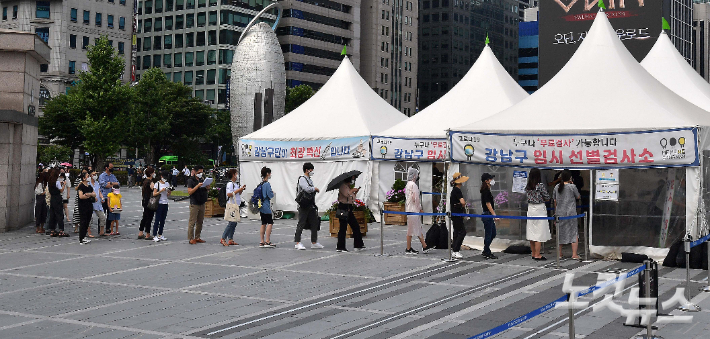 국내 코로나19 신규확진자가 급증하며 대유행 양상을 보이고 있는 가운데 7일 서울 삼성역 임시선별검사소에서 시민들이 검사를 받기 위해 줄을 서 있다. 박종민 기자