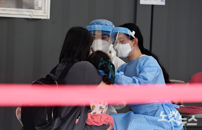 7일 오전 서울 중구 서울역광장에 마련된 임시선별진료소를 찾은 시민들이 신종 코로나바이러스 감염증(코로나19) 검체검사를 받기 위해 줄을 서 있다. 코로나19 신규 확진자가 7일 0시 기준 1212명을 기록하면서 4차 대유행에 진입했다. 지난해 3차 유행 당시 일일 최다 환자 발생 기록인 1240명에 이어 2번째로 많은 숫자다. 특히 수도권 지역발생 확진자만 990명(서울 577명, 경기 357명, 인천 56명)을 기록했다 이한형 기자