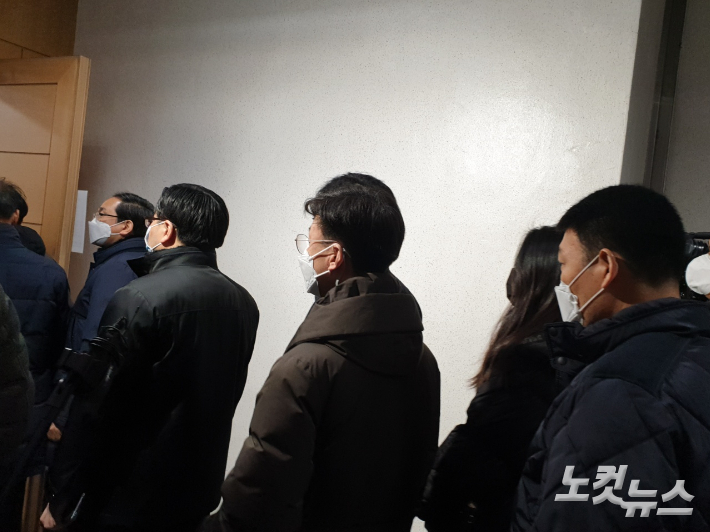 
지난 2월 감염병 예방법 위반 등의 혐의로 기소된 신천지 대구교회 관계자들이 1심 재판 출석을 위해 법정에 들어서고 있다. 권소영 기자
