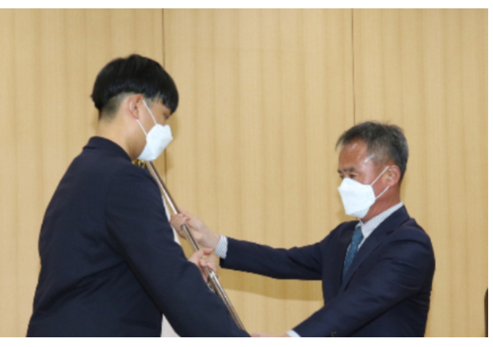 김수환 교장(오른쪽)이 교기를 전달하고 있다. 서귀포산업과학고등학교 제공