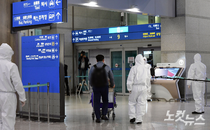부산에서는 주점, 노래방 등을 중심으로 젊은층이 집단감염되는 사례가 잇따르면서 코로나19 신규 확진자가 50명대로 훌쩍 뛰는 등 비상이 걸렸다. 황진환 기자