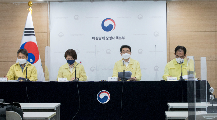 기획재정부 이억원(오른쪽에서 두 번째) 제1차관이 7일 정부서울청사에서 '제40차 비상경제중앙대책본부 회의' 결과를 설명하고 있다. 기재부 제공