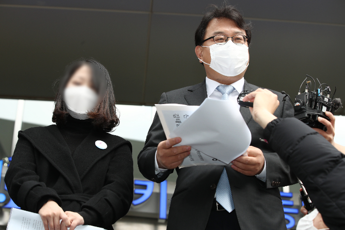 피격 공무원 유족 입장 밝히는 김기윤 변호사. 연합뉴스