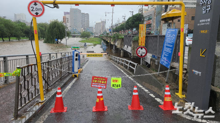 광주·전남 일부 지역에 500㎜가 넘는 기록적인 폭우가 내리면서 3명이 숨지는 등 피해가 잇따랐다. 김한영 기자