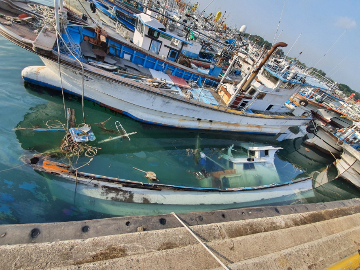 집중호우로 항구에 정박중이던 어선이 침몰했다. 여수해경 제공