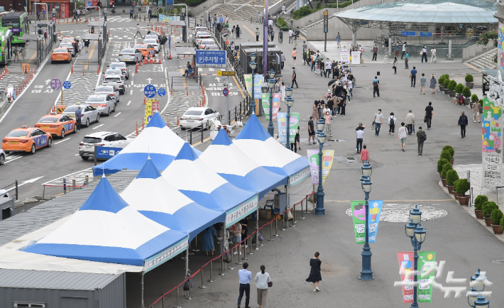 7일 오전 서울 중구 서울역광장에 마련된 임시선별진료소를 찾은 시민들이 신종 코로나바이러스 감염증(코로나19) 검체검사를 받기 위해 줄을 서 있다. 이한형 기자