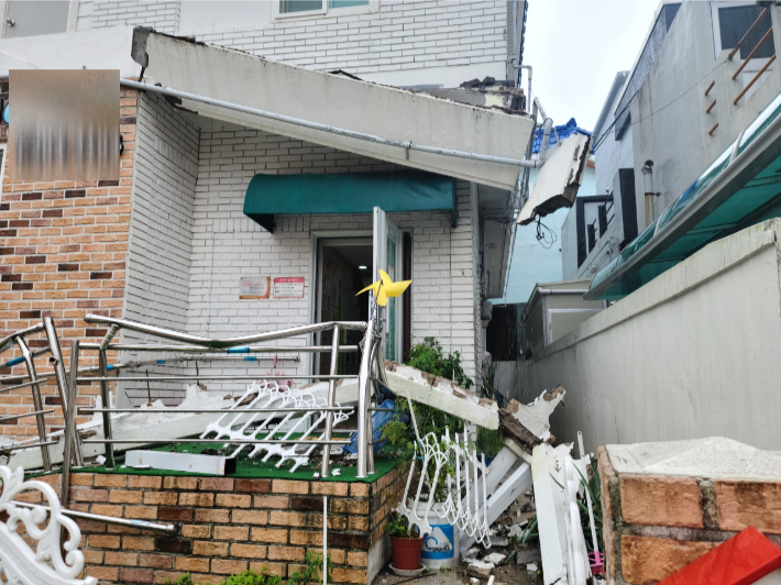 7일 부산지역에 내린 폭우로 사하구 한 어린이집 담벼락이 무너졌다. 부산소방재난본부 제공