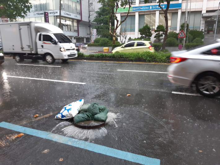 7일 부산지역에 내린 폭우로 동구 초량동 한 맨홀이 역류했다. 부산소방재난본부 제공