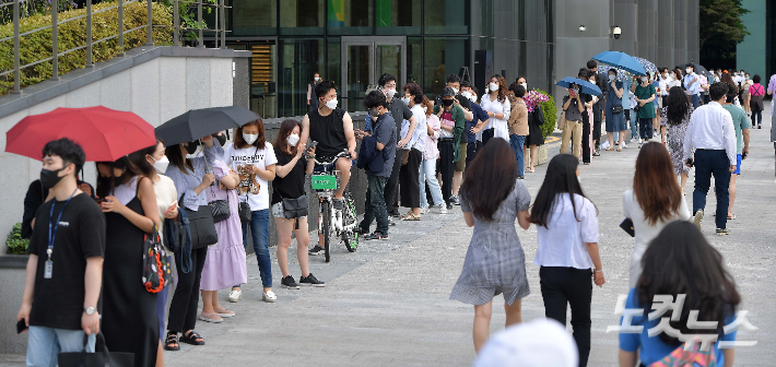 국내 코로나19 신규확진자가 1200명대로 급증하며 대유행 양상을 보이고 있는 가운데 7일 서울 삼성역 임시선별검사소에서 시민들이 검사를 받기 위해 줄을 서 있다. 중앙방역대책본부는 이날 0시 기준으로 신규 확진자가 1천212명 늘어 누적 16만2천753명이라고 밝혔다. 박종민 기자