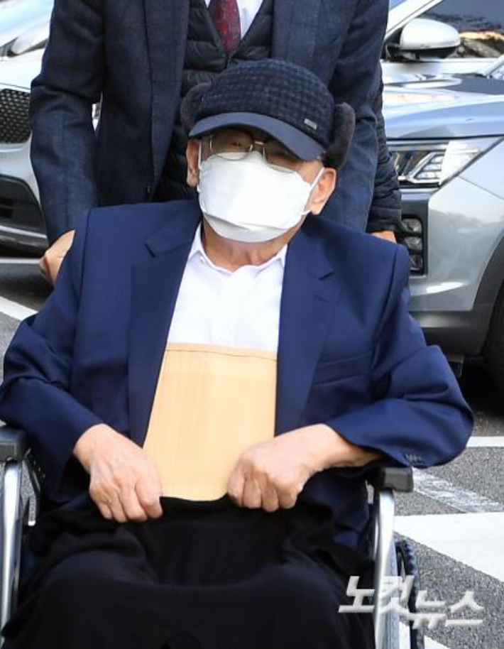 건강 악화 등을 이유로 보석 석방된 이단 신천지 이만희 교주가 지난해 11월 16일 오후 재판 출석을 위해 수원지방법원으로 들어서고 있는 모습. 이한형 기자