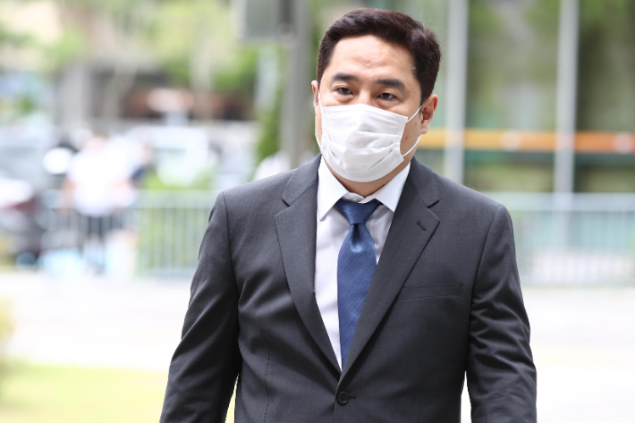 이재명 경기도지사를 상대로 손해배상청구 소송을 한 배우 김부선 씨의 변호를 맡은 강용석 변호사가 7일 오후 서울동부지법에서 열린 2차 변론기일에 출석하는 모습. 연합뉴스