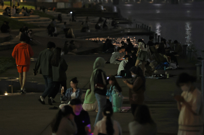 서울 한강공원에서 시민들이 음주 및 취식을 하는 모습. 연합뉴스