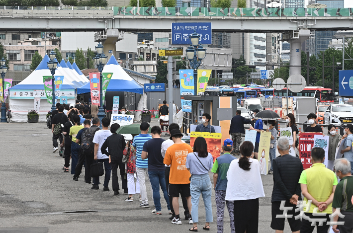 서울 중구 서울역광장에 마련된 임시선별진료소를 찾은 시민들이 신종 코로나바이러스 감염증(코로나19) 검체검사를 받기 위해 줄을 서 있다. 이한형 기자