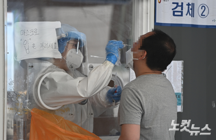 선별진료소를 찾은 시민들이 신종 코로나바이러스 감염증(코로나19) 검체검사를 받는 모습. 이한형 기자
