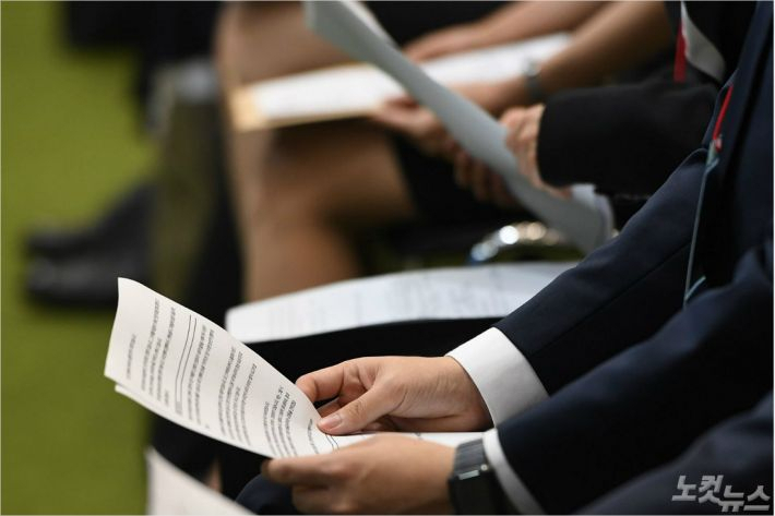 구직자들이 현장 면접을 보기 위해 대기하고 있다. 이한형 기자