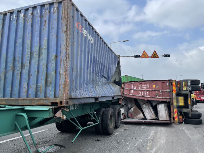 부산 한 도로에서 우회전하던 트레일러가 넘어져 차량 3대가 파손되고 운전자 1명이 경상을 입었다. 부산경찰청 제공