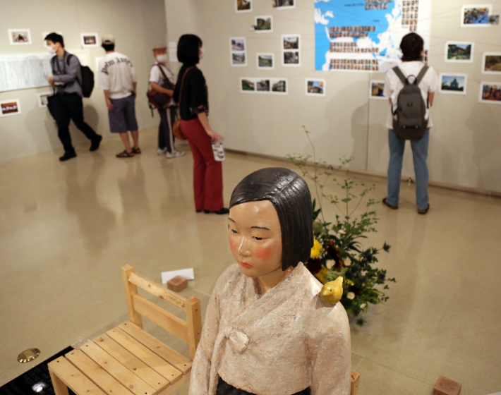 지난 6일 일본 아이치(愛知)현 나고야(名古屋)시의 공공 전시장 '시민 갤러리 사카에'(榮)에서 개막한 '우리들의 표현의 부자유전·그 후'에 일본군 위안부 피해자를 상징하는 '평화의 소녀상'이 전시돼 있다. 연합뉴스