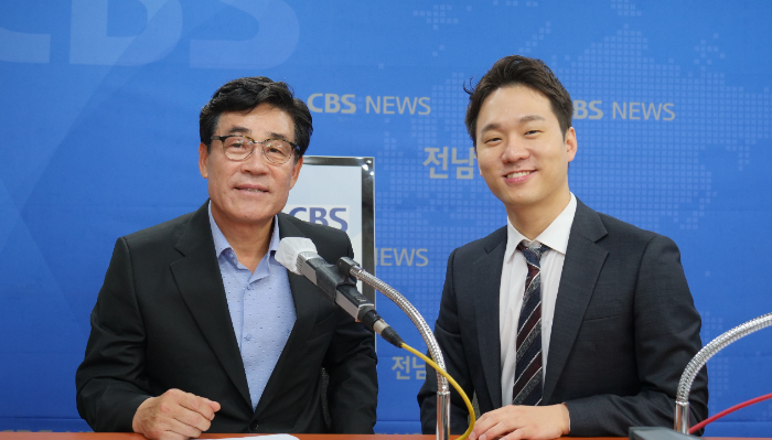 진수화 광양시의장(왼쪽)이 지난 7일 김유석 아나운서가 진행하는 전남CBS <시사의 창>에 출연해 대담을 진행했다.박명신VJ