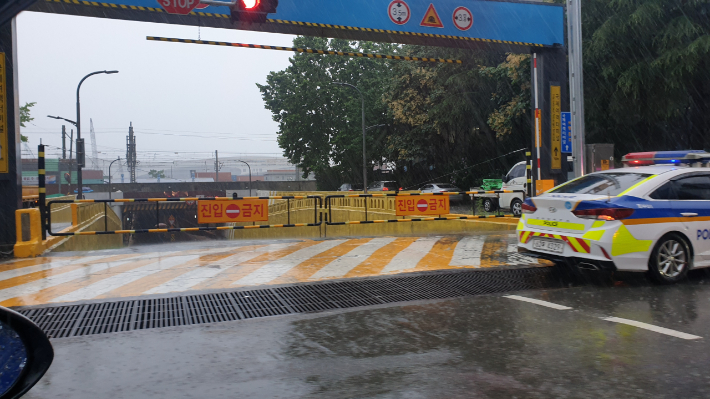 7일 오후 부산지역 폭우로 초량1지하차도가 통제되고 있다. 부산경찰청 제공