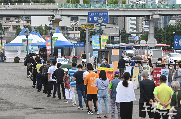 전국적으로 코로나19 확진자가 1200여 명을 기록하며 대유행 조짐을 보이고 있다. 이한형 기자