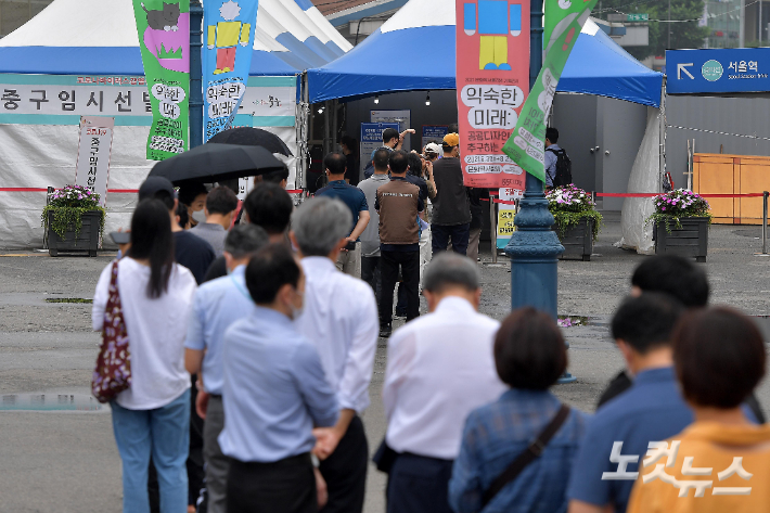 임시선별검사소에서 시민들이 검사를 받기 위해 줄을 서 있다. 박종민 기자