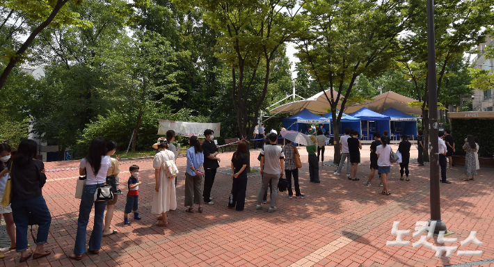 코로나19 신규 확진자가 1275명으로 역대 최다 규모를 기록한 8일 서울 마포구 홍익문화공원에 설치된 찾아가는 선별진료소에서 시민들이 검사를 받기 위해 줄을 서 있다. 박종민 기자
