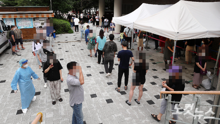선별검사소에서 시민들이 검사를 받기 위해 줄을 서 있다. 박종민 기자