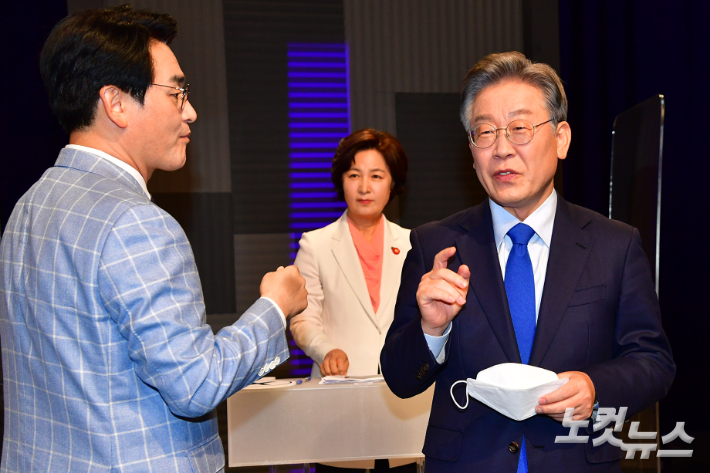 지난 6일 저녁 서울 마포구 상암 MBC 방송센터에서 열린 더불어민주당 합동 TV토론회에 앞서 이재명 예비후보(우측)가 박용진 예비후보와 대화를 하고 있다. (가운데 추미애 예비후보) 윤창원 기자