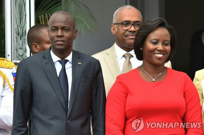 조브넬 모이즈 아이티 대통령(왼쪽)을 암살한 용의자 6명이 붙잡혔다. 연합뉴스