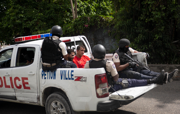 아이티 대통령 암살 용의자로 추정되는 남성 2명이 8일(현지시간) 경찰차로 이송되고 있다. 연합뉴스