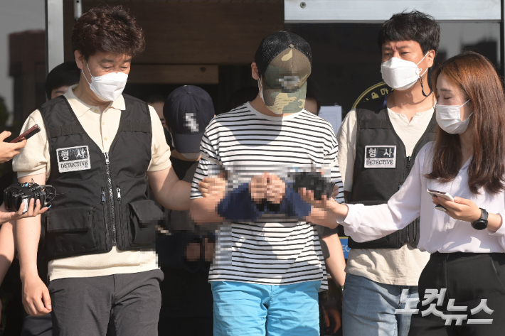 오피스텔 친구를 감금·살해 혐의를 받는 안모(21)·김모(21)씨. 이한형 기자