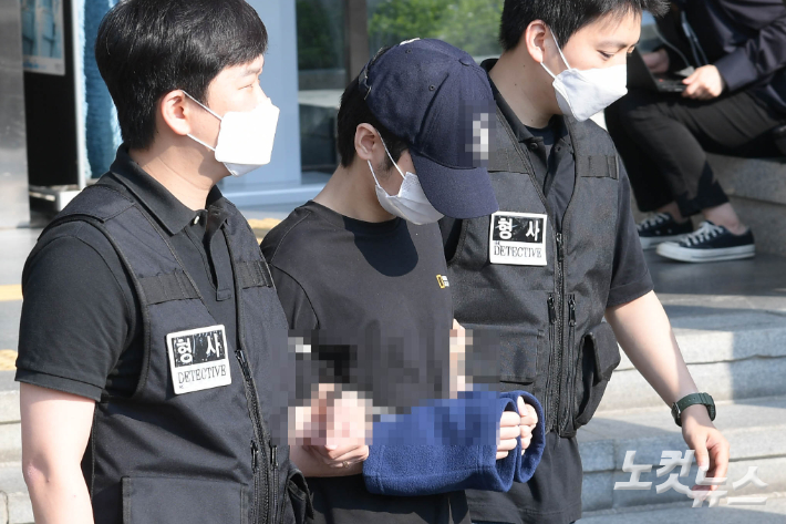 오피스텔에서 친구를 감금·살해 혐의를 받는 안모(21)·김모(21)씨. 이한형 기자