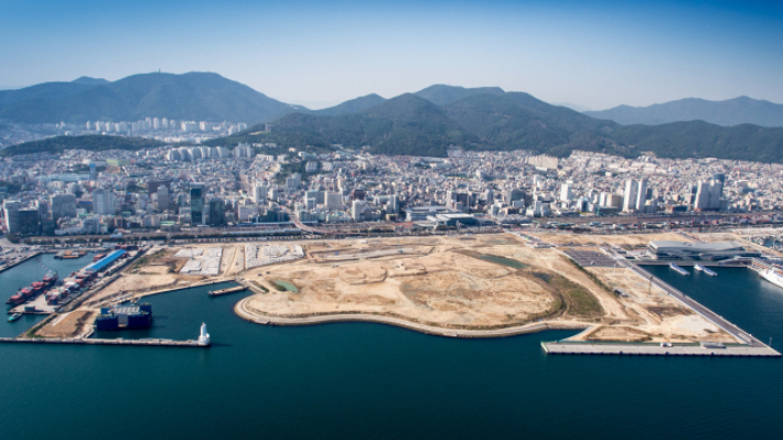 부산항 북항 1단계 재개발사업 중 신규사업으로 추진중인 트램과 공공콘텐츠 사업에 대한 감사 등으로 전체 공정에 차질이 우려됐으나 6월 말 현재 공정률이 84.5%에 이르는 등 순조로운 공정을 보이고 있다. 부산항만공사 제공