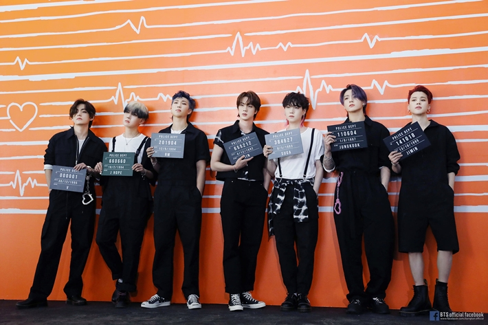 9일 오후 1시 신곡 '퍼미션 투 댄스'를 포함한 싱글 CD를 전 세계에 공개한 그룹 방탄소년단. 방탄소년단 공식 페이스북