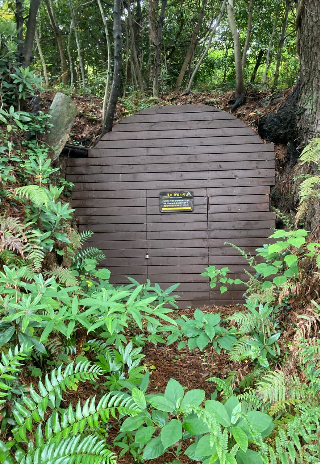 굳게 닫혀있는 진지동굴 모습. 제주다크투어 제공