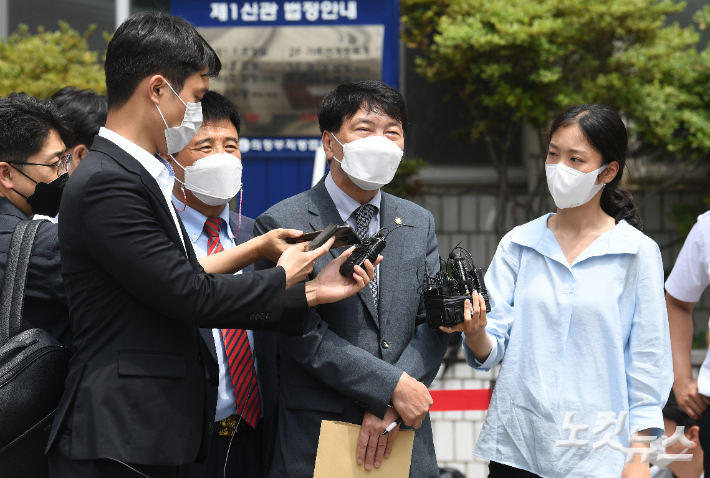 취재진의 질문에 답하고 있는 최씨 측 변호인. 이한형 기자