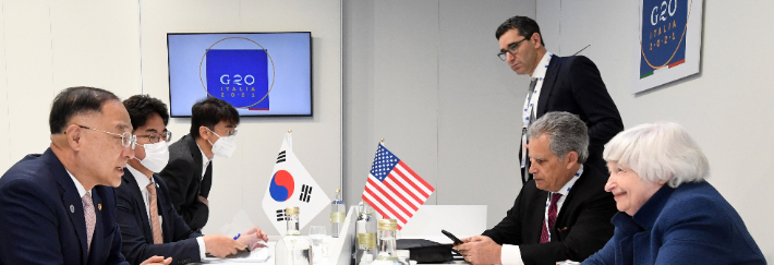 'G20 재무장관·중앙은행총재 회의' 참석차 이탈리아 베네치아를 방문 중인 홍남기(왼쪽) 경제부총리 겸 기획재정부 장관이 지난 9일 재닛 옐런(오른쪽) 미국 재무장관과 면담하고 있다. 기재부 제공
