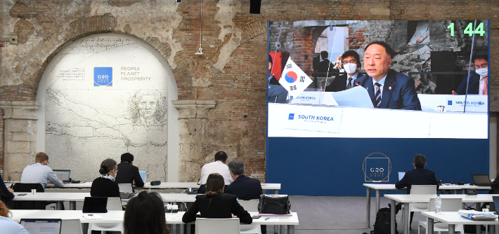 홍남기(오른쪽 위 화면) 경제부총리 겸 기획재정부 장관이 지난 10일 이탈리아 베네치아에서 열린 'G20 재무장관·중앙은행총재 회의'에서 발언하고 있다. 기재부 제공