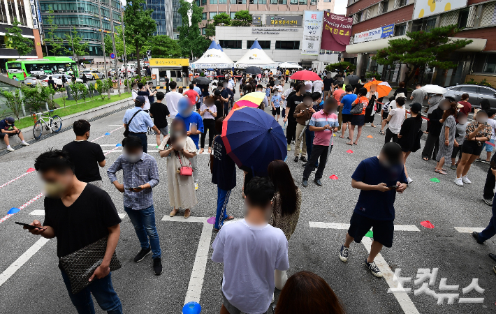 정부가 오는 12일부터 2주 동안 수도권 지역에 거리두기 4단계 적용을 발표한 9일 오전 서울 강남구보건소 선별진료소에 시민들이 코로나19 검사를 받기 위해 줄서 기다리고 있다. 이날 국내 코로나19 일일 신규 확진자는 1,316명이 발생해 이틀 연속 최다 기록을 경신했다. 황진환 기자