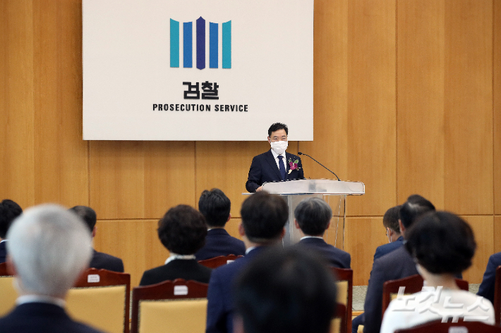 김오수 신임 검찰총장이 1일 오후 서울 서초구 대검찰청에서 열린 취임식에서 취임사를 하고 있다. 이한형 기자