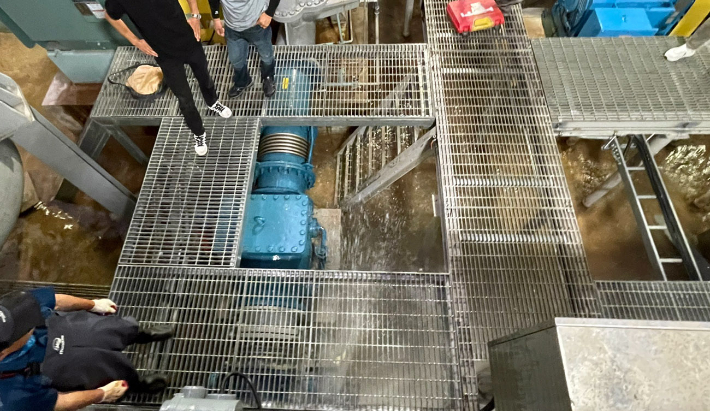 9일 강원 춘천시의 상수도관 파손으로 수돗물 공급이 중단된 것과 관련해 긴급 보수공사가 이뤄지고 있다. 사진은 소양취수장. 연합뉴스 